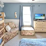 Gone Coastal - Pet Friendly With Screened Porch!