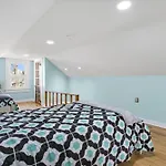 Changing Tide - Downtown Location With Large Deck!