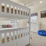 Beach Haven - Modern Home; Close To Town!