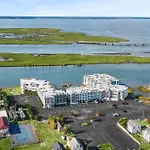 Sunset Bay Villa 221 - Waterfront, Pool, Gym!