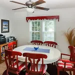 Sea Charm - Downtown, Screened Porch!