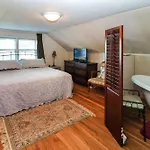 Sea Charm - Downtown, Screened Porch!