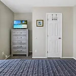 Heron Landing - In Town, Coastal Cottage!