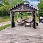Shell Cottage - Pet Friendly, Hot Tub, Fenced Yard!