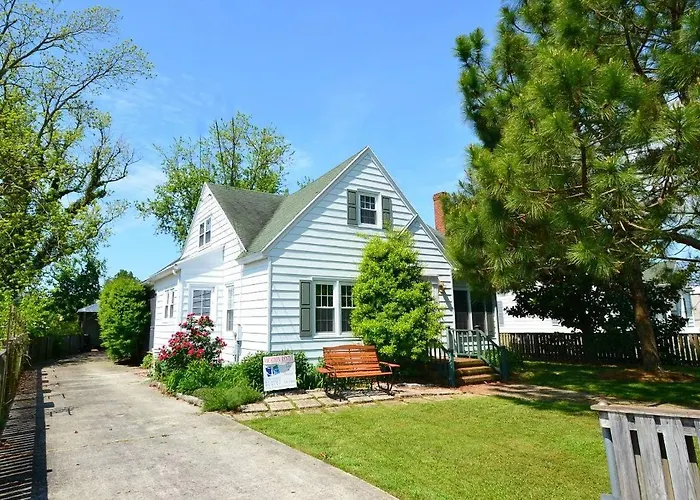 Sea Charm - Downtown, Screened Porch!