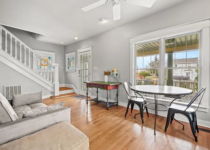 Oasis On Main - Charming Victorian On Main Street!