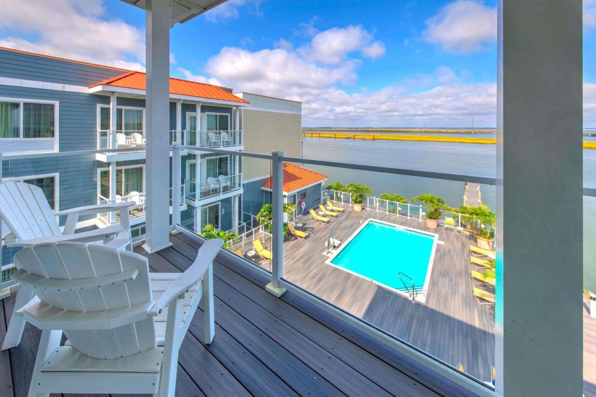 Fairfield & By Marriott Island Waterfront Hotel 3*