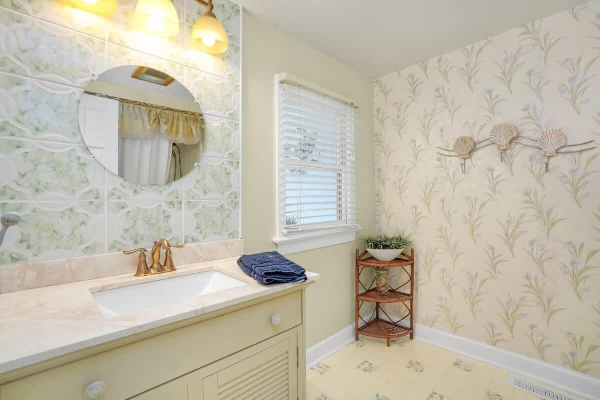 W Private Creek, Sunroom, Fire Pit, & Wifi Holiday home *