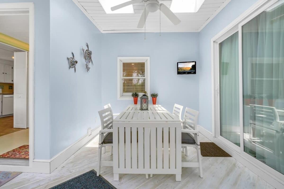 W Private Creek, Sunroom, Fire Pit, & Wifi Holiday home
