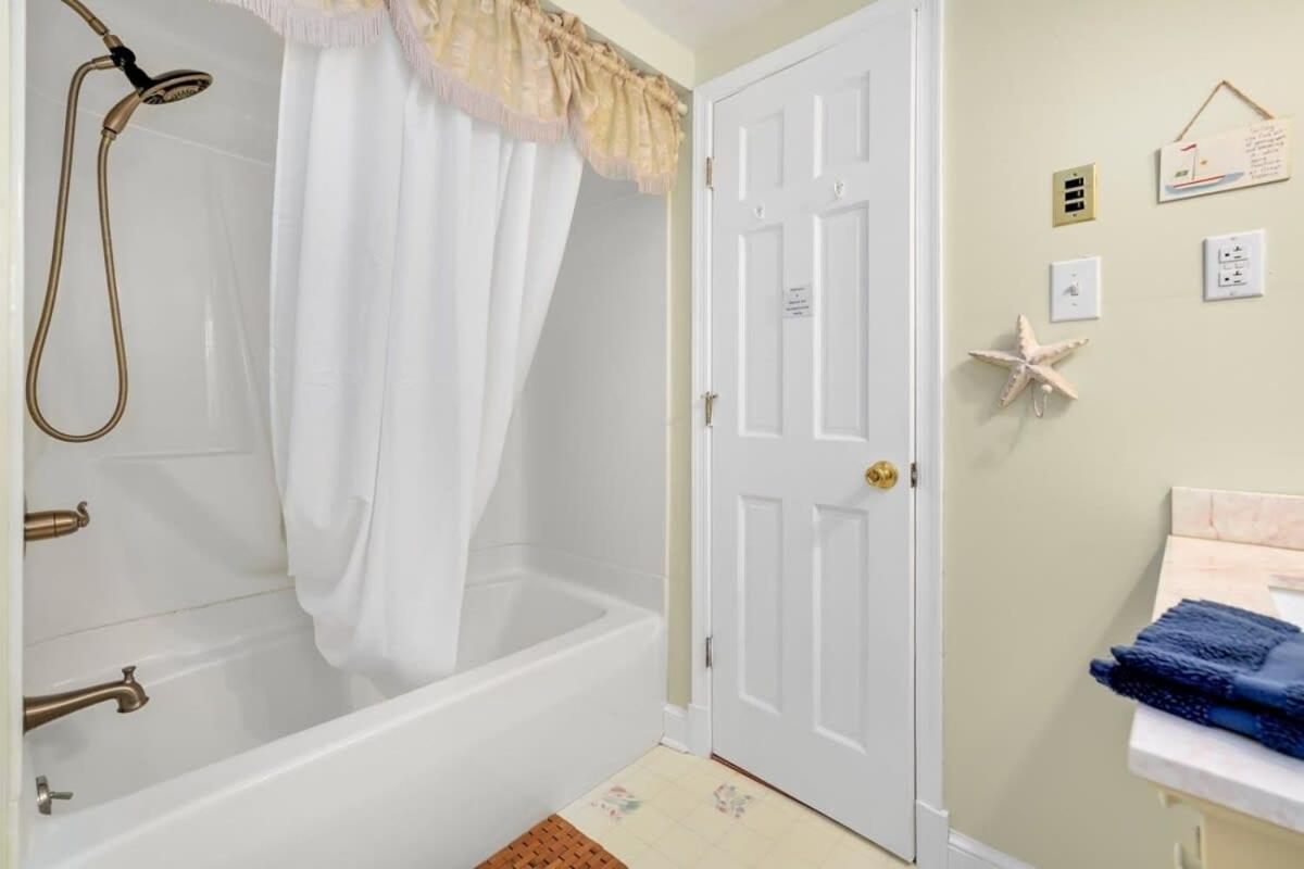 W Private Creek, Sunroom, Fire Pit, & Wifi Holiday home *