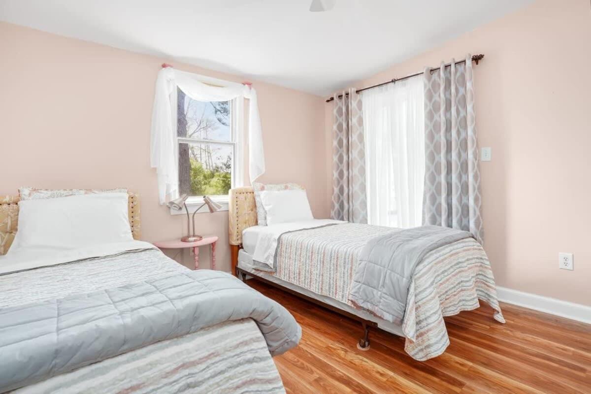 W Private Creek, Sunroom, Fire Pit, & Wifi Holiday home