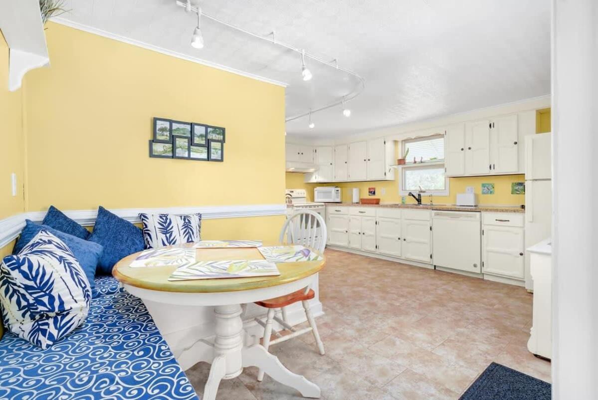 W Private Creek, Sunroom, Fire Pit, & Wifi * Chincoteague