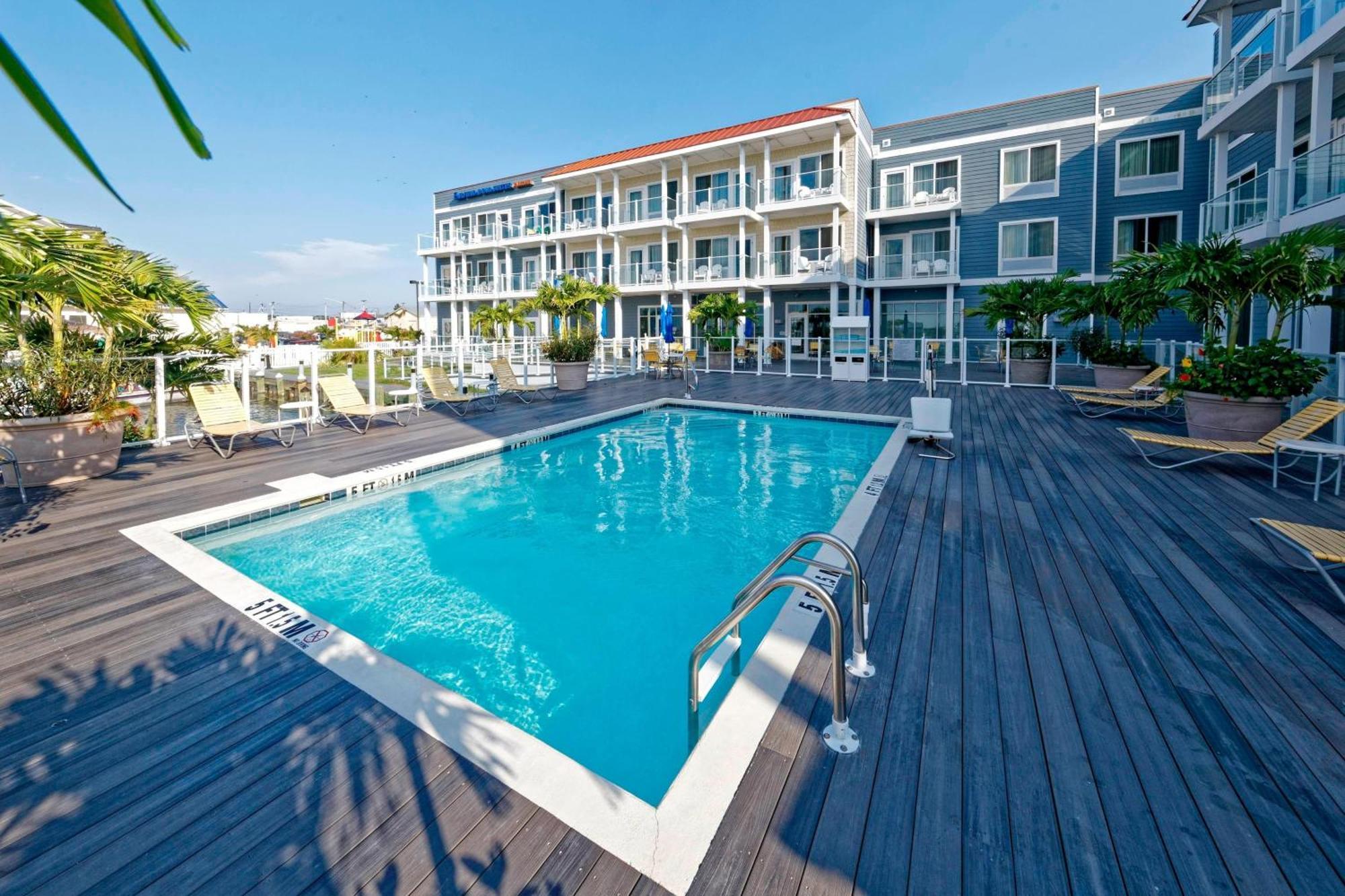 Hotel Fairfield & By Marriott Island Waterfront
