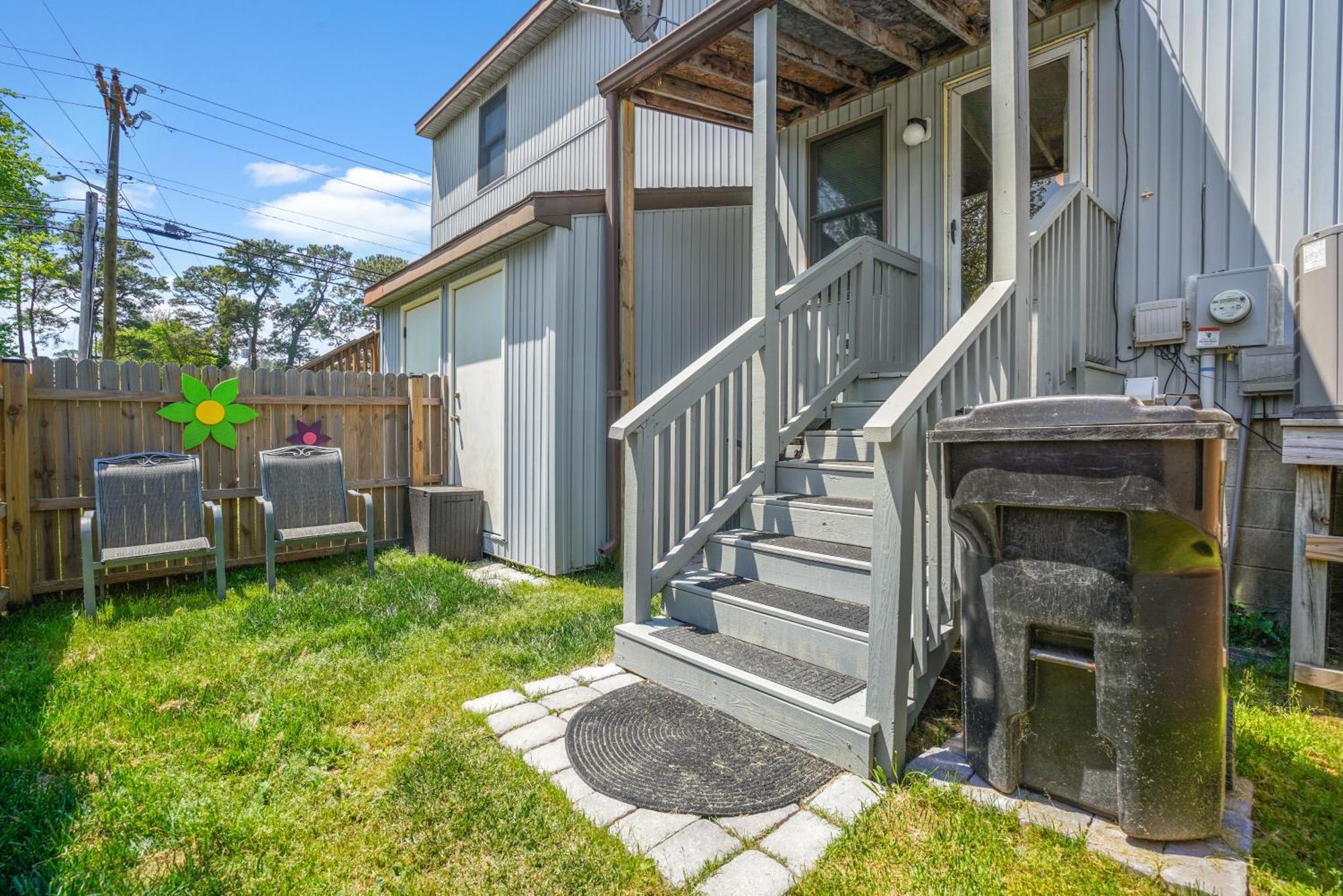 Gone Coastal - Pet Friendly With Screened Porch!