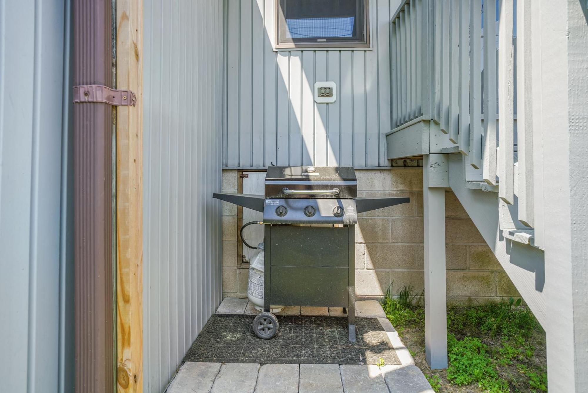 Holiday home Gone Coastal - Pet Friendly With Screened Porch!