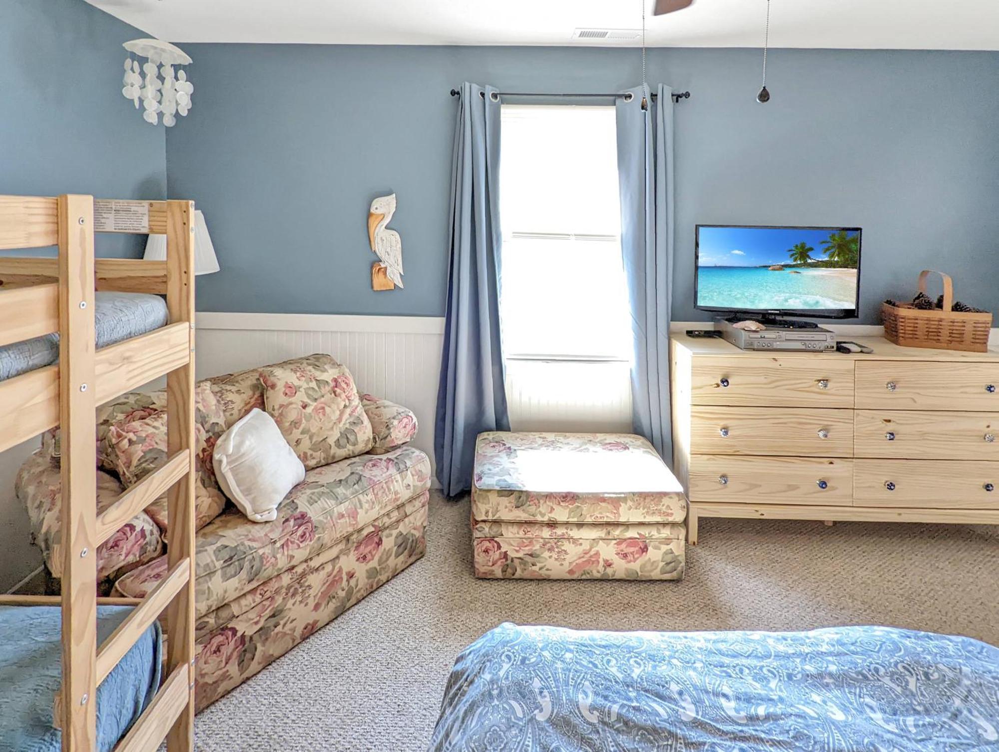 Gone Coastal - Pet Friendly With Screened Porch! Holiday home