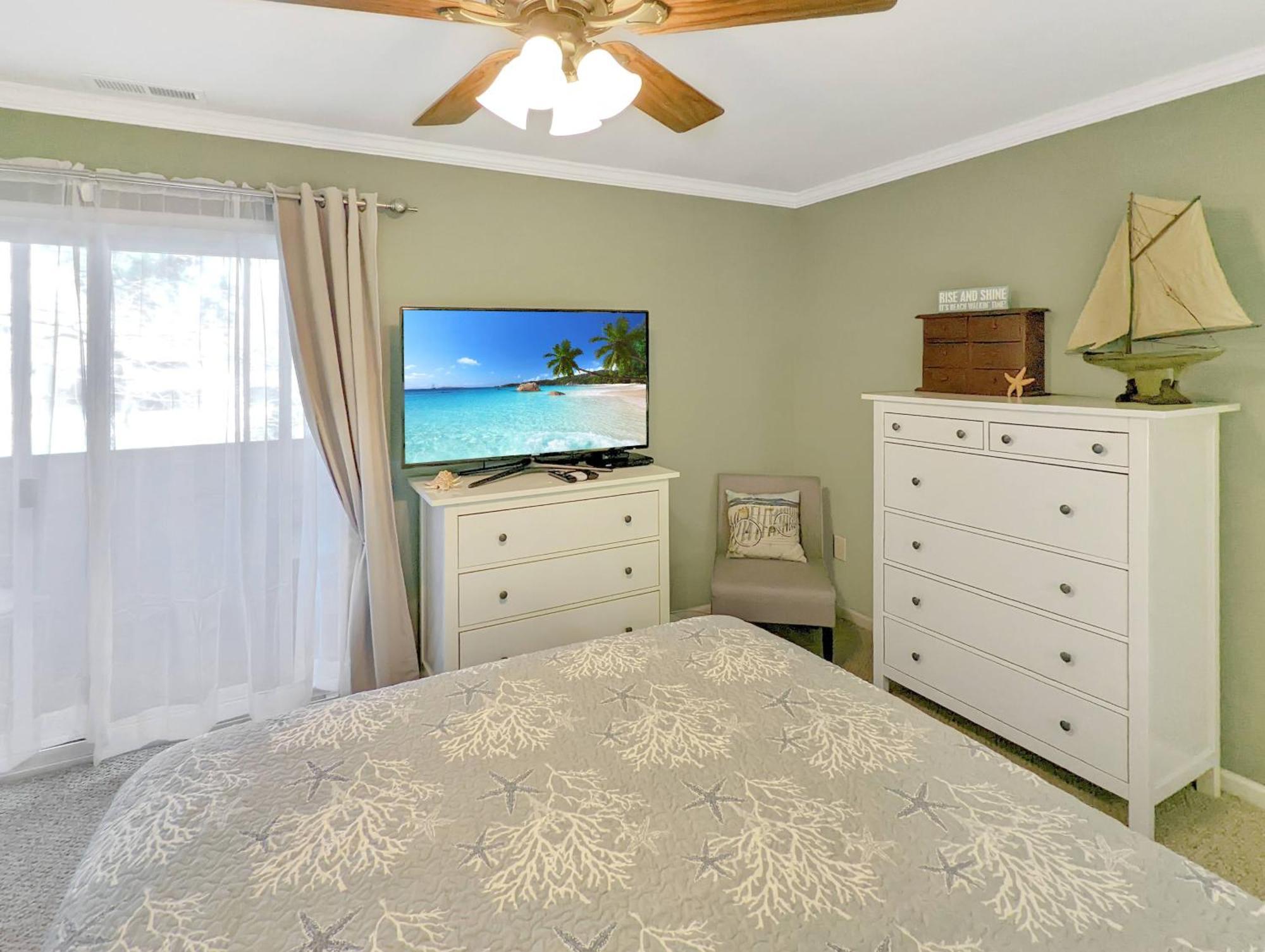 Gone Coastal - Pet Friendly With Screened Porch! Holiday home