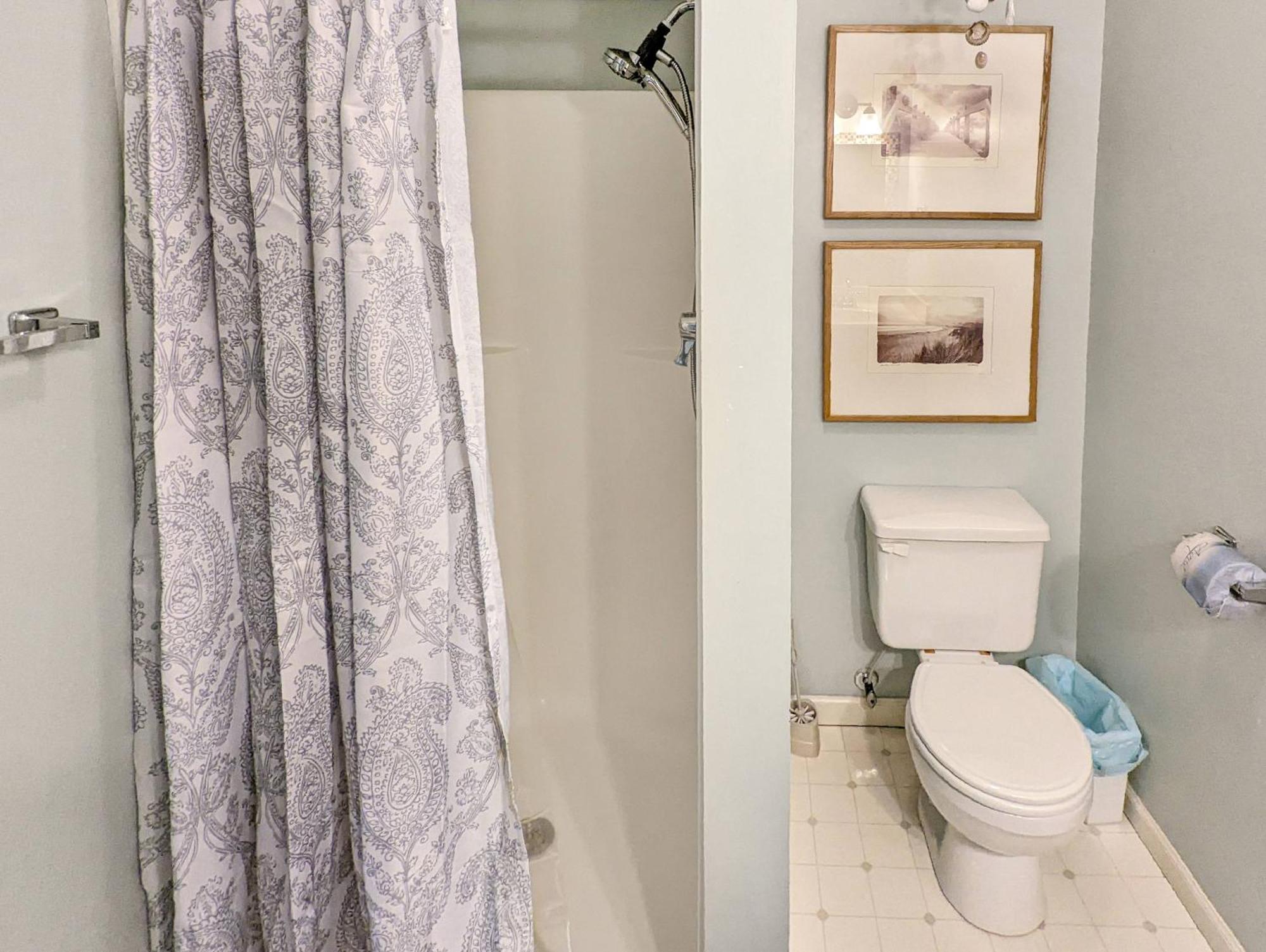 Holiday home Gone Coastal - Pet Friendly With Screened Porch!