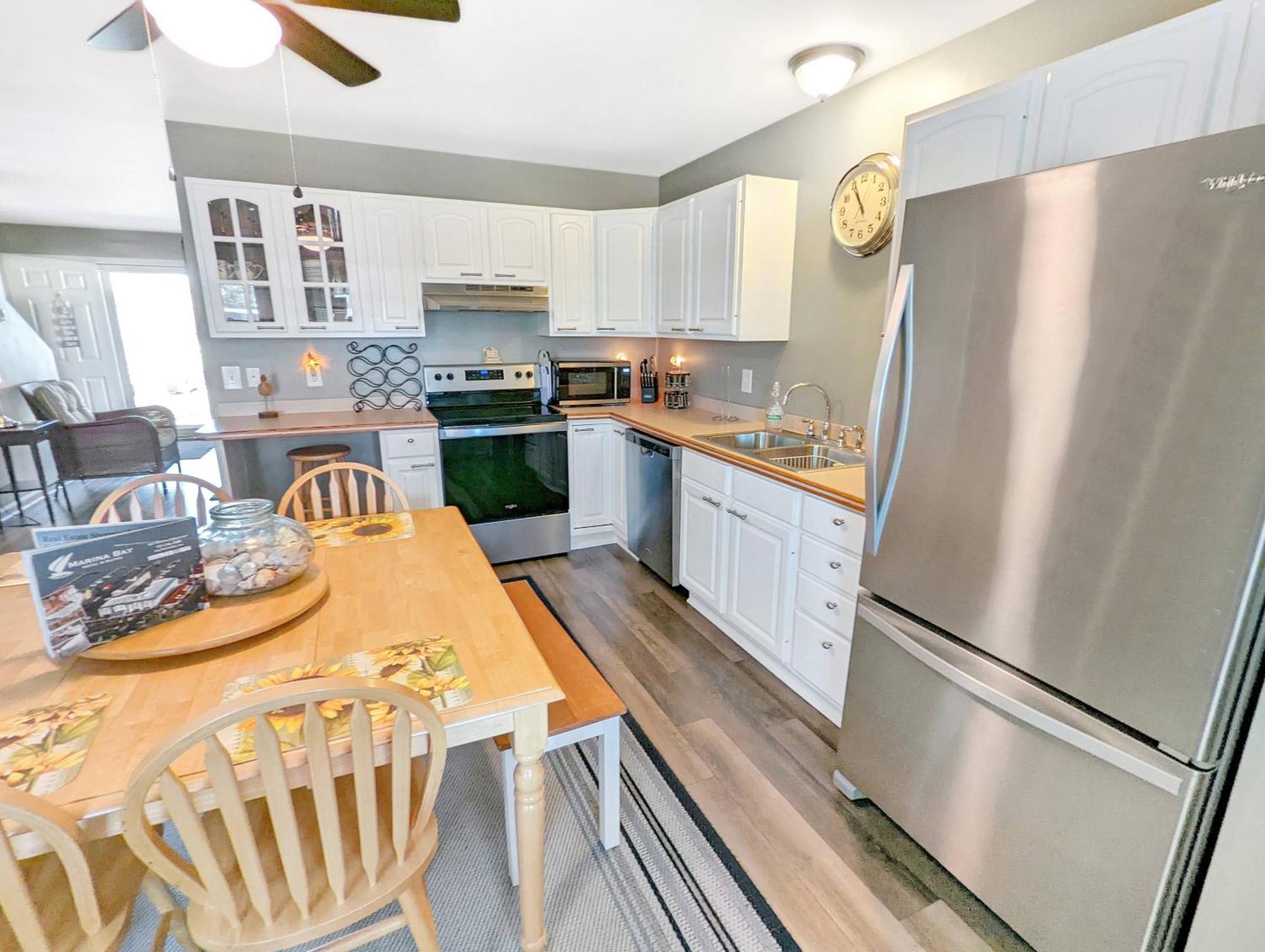 Gone Coastal - Pet Friendly With Screened Porch! Holiday home