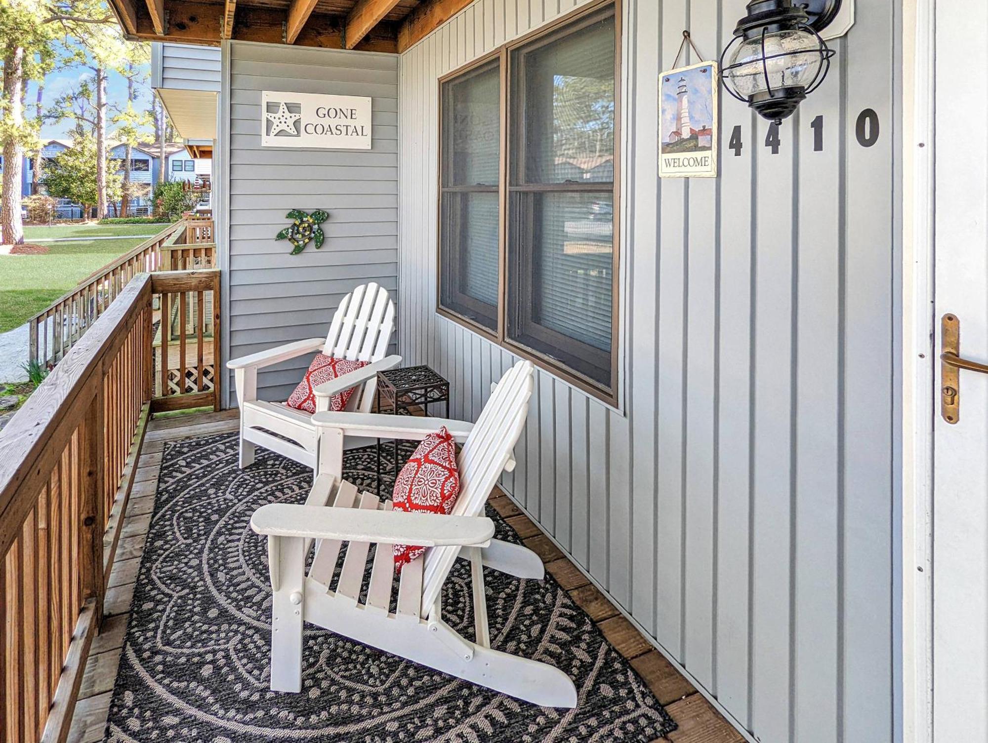 Holiday home Gone Coastal - Pet Friendly With Screened Porch! *
