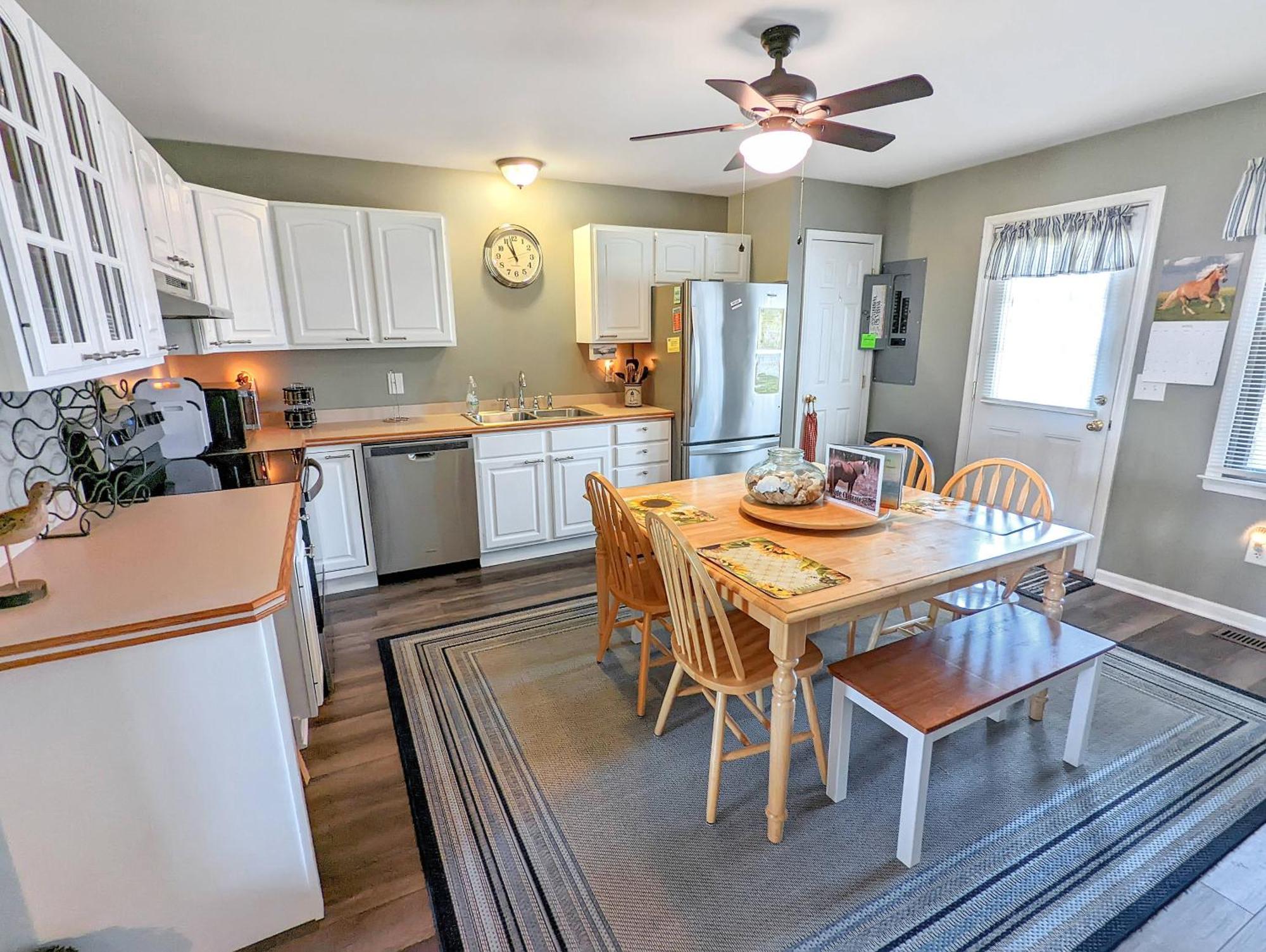 Gone Coastal - Pet Friendly With Screened Porch! Holiday home