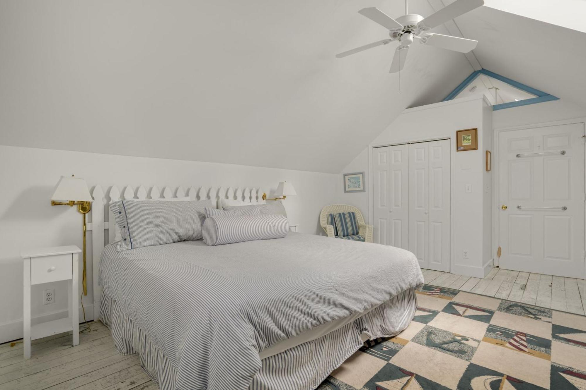 Donovan's Reef - Pet Friendly, In Town! Holiday home