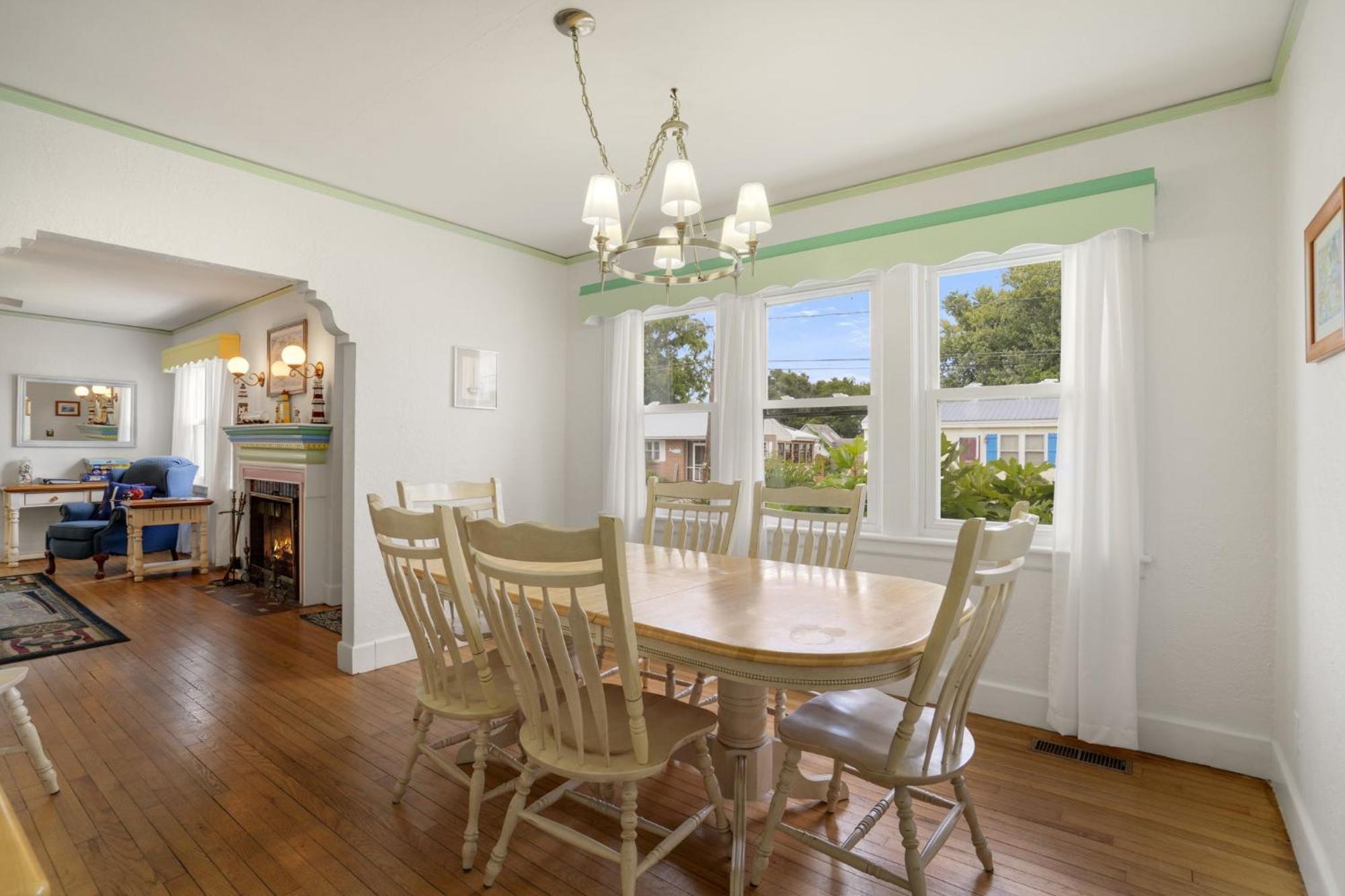 Donovan's Reef - Pet Friendly, In Town! Holiday home *