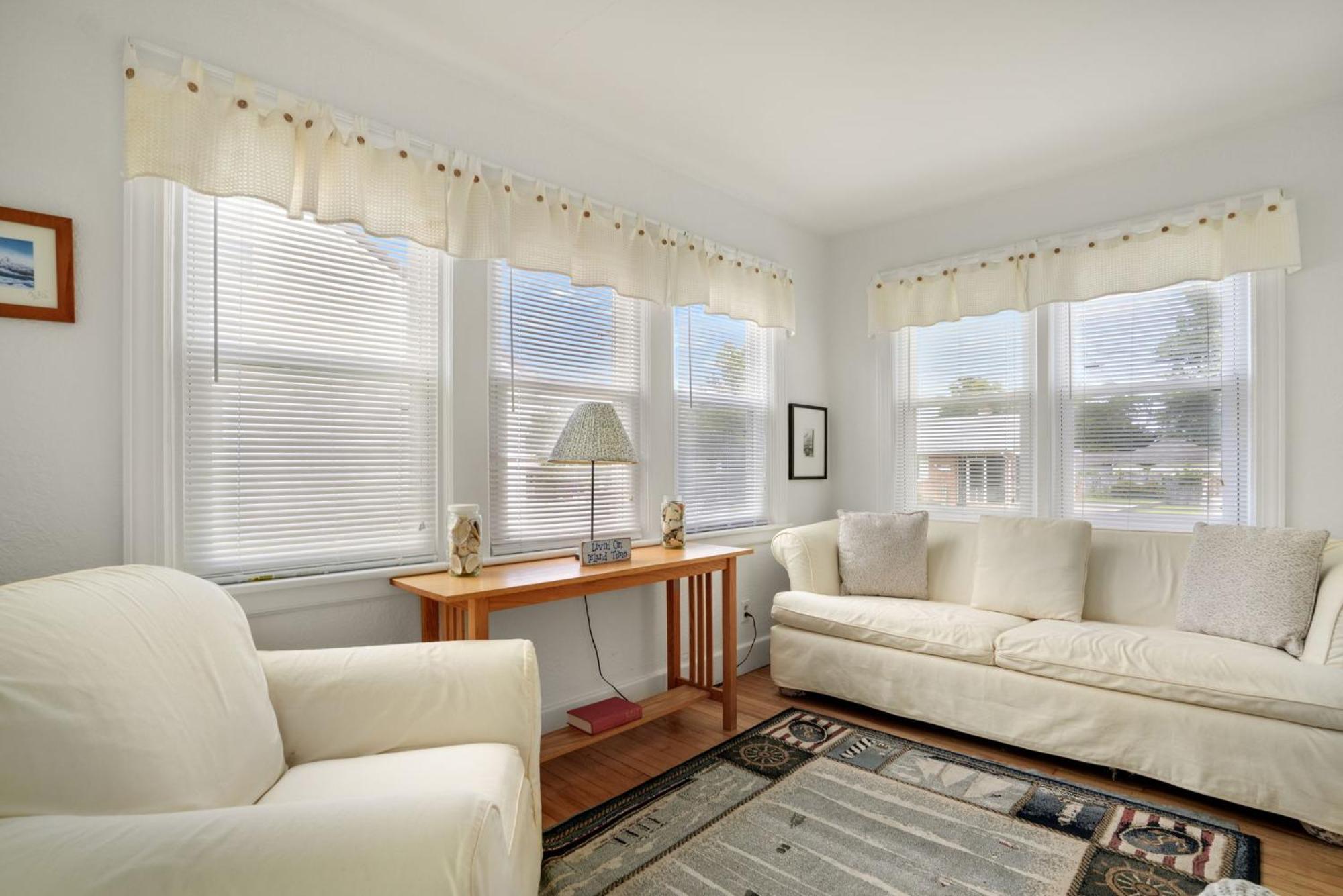 Donovan's Reef - Pet Friendly, In Town! Holiday home *