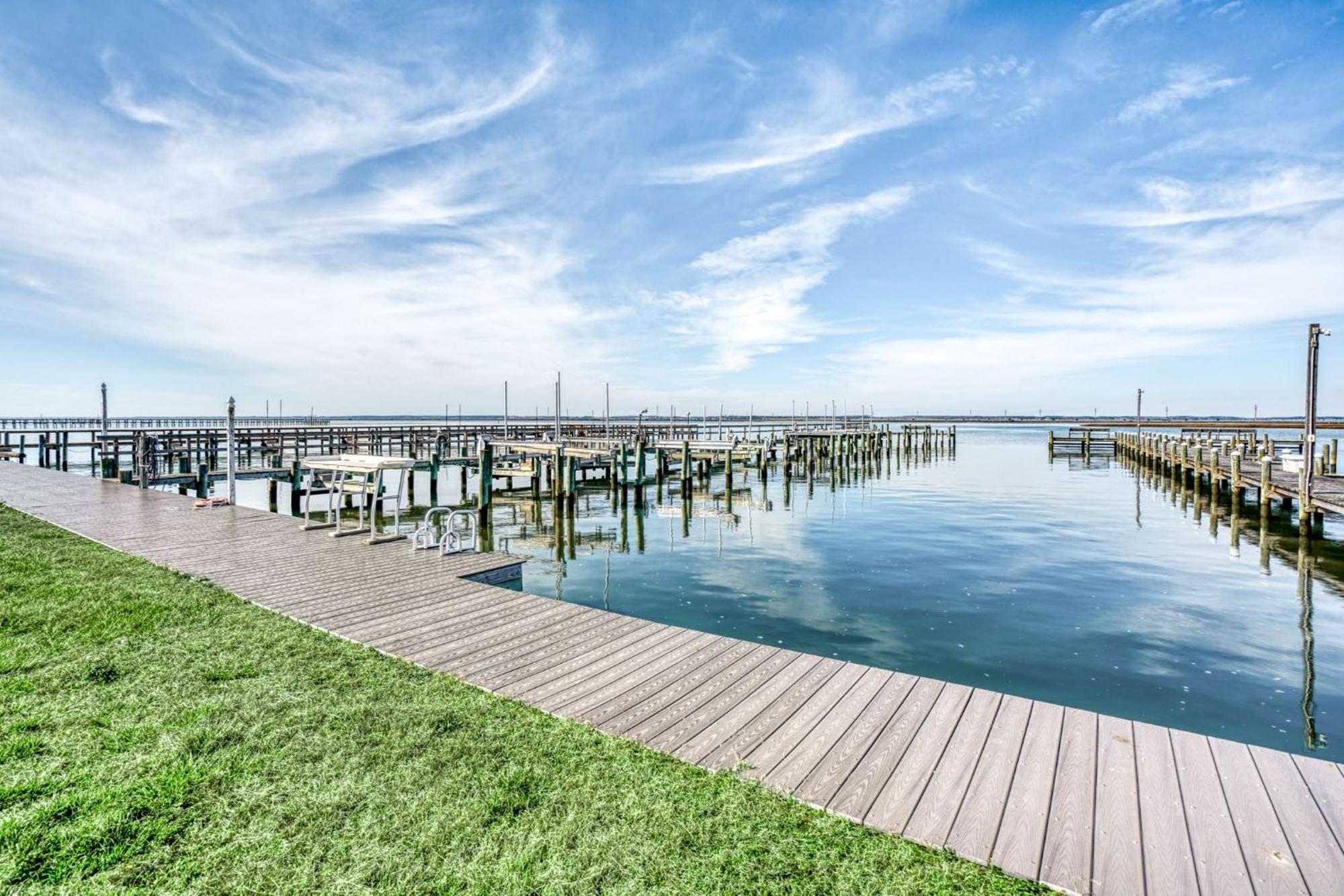 Charlie's Bayside Retreat - Pet Friendly, In Town! *