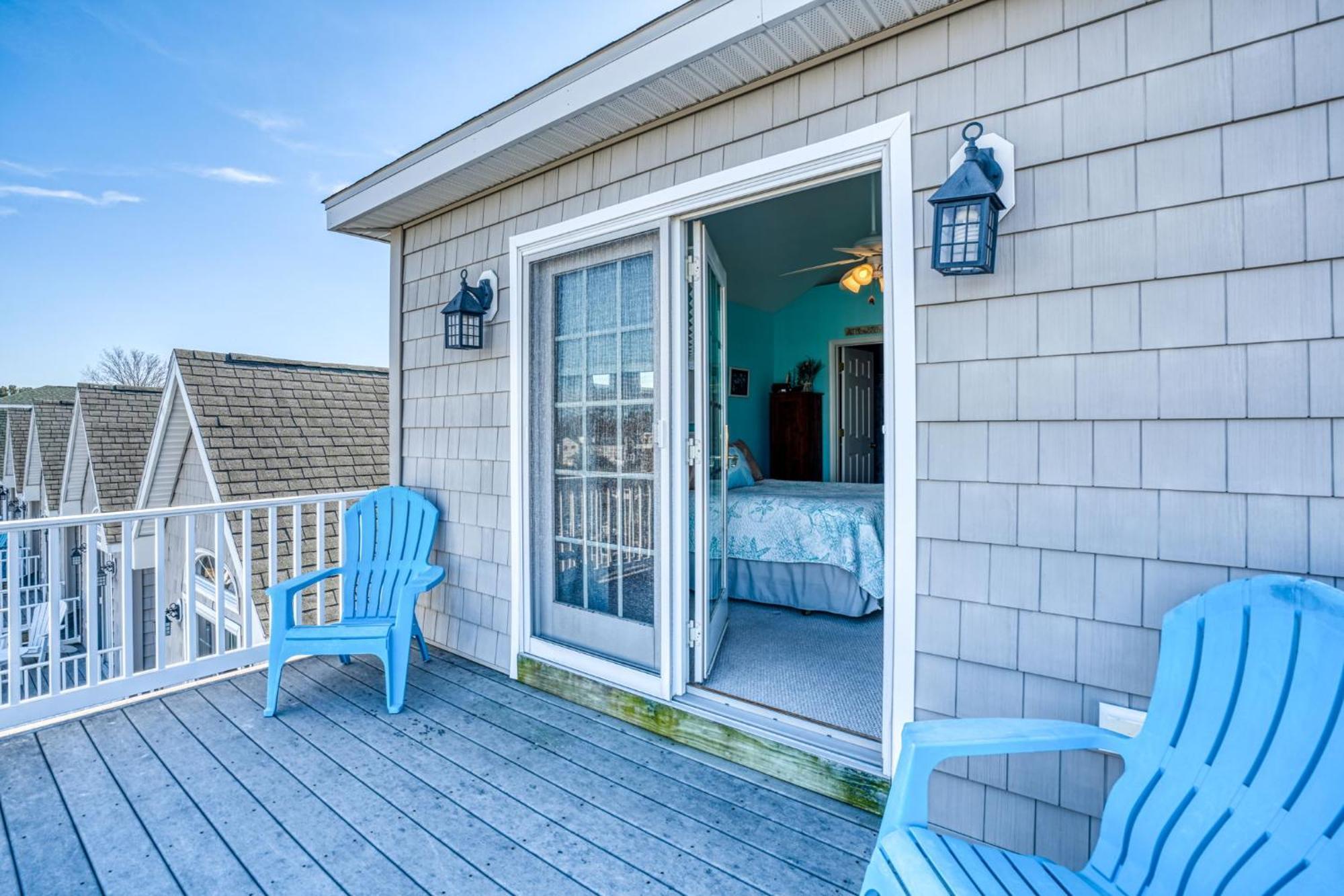 Charlie's Bayside Retreat - Pet Friendly, In Town!
