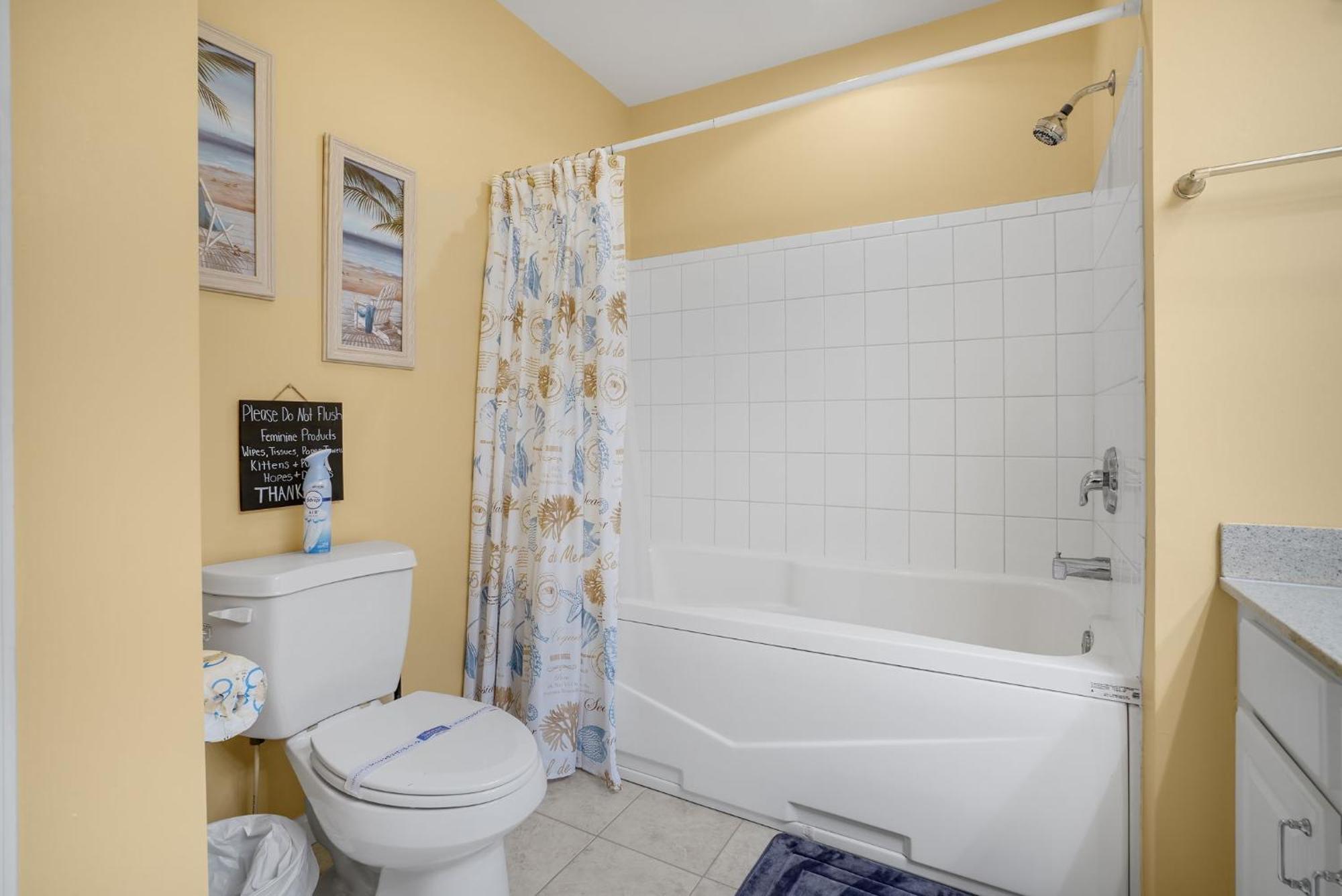 Charlie's Bayside Retreat - Pet Friendly, In Town! *