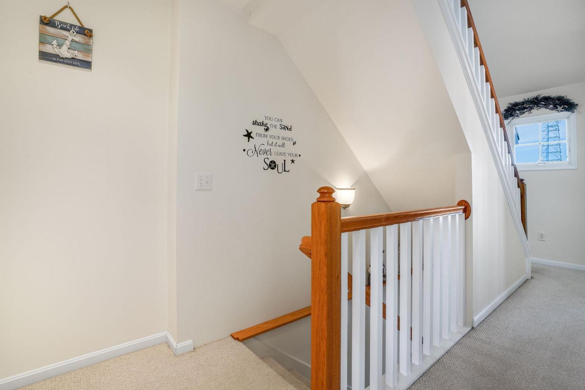 Charlie's Bayside Retreat - Pet Friendly, In Town!
