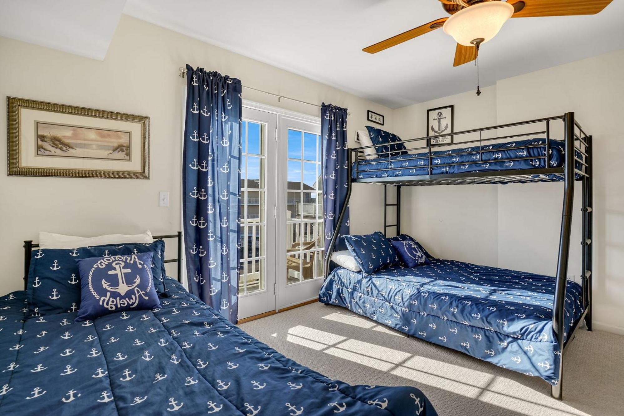 Charlie's Bayside Retreat - Pet Friendly, In Town!
