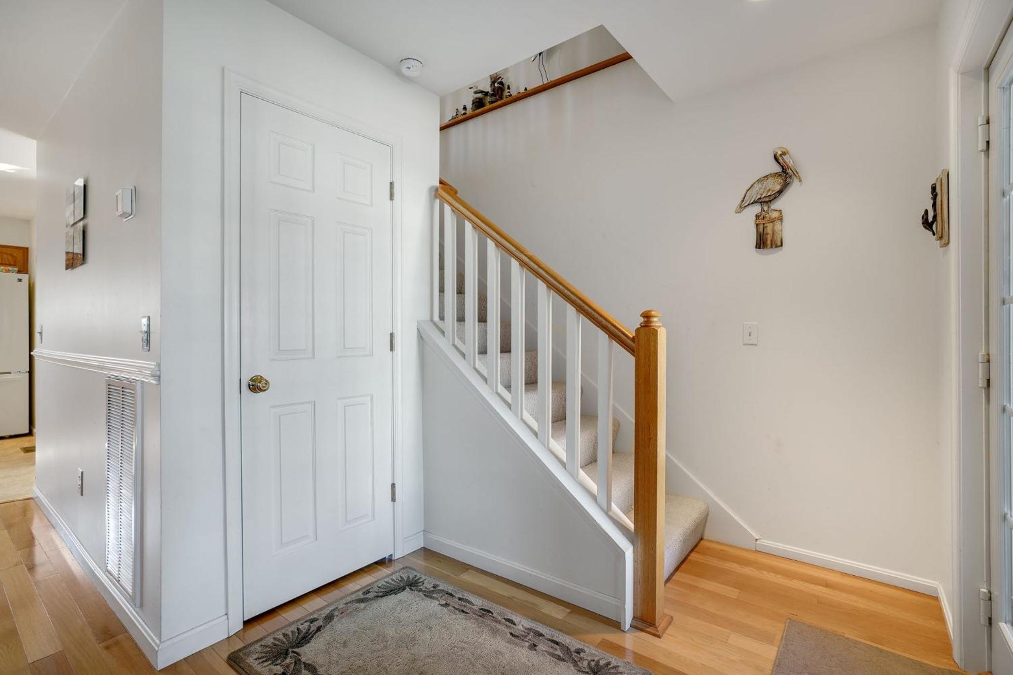Charlie's Bayside Retreat - Pet Friendly, In Town! *