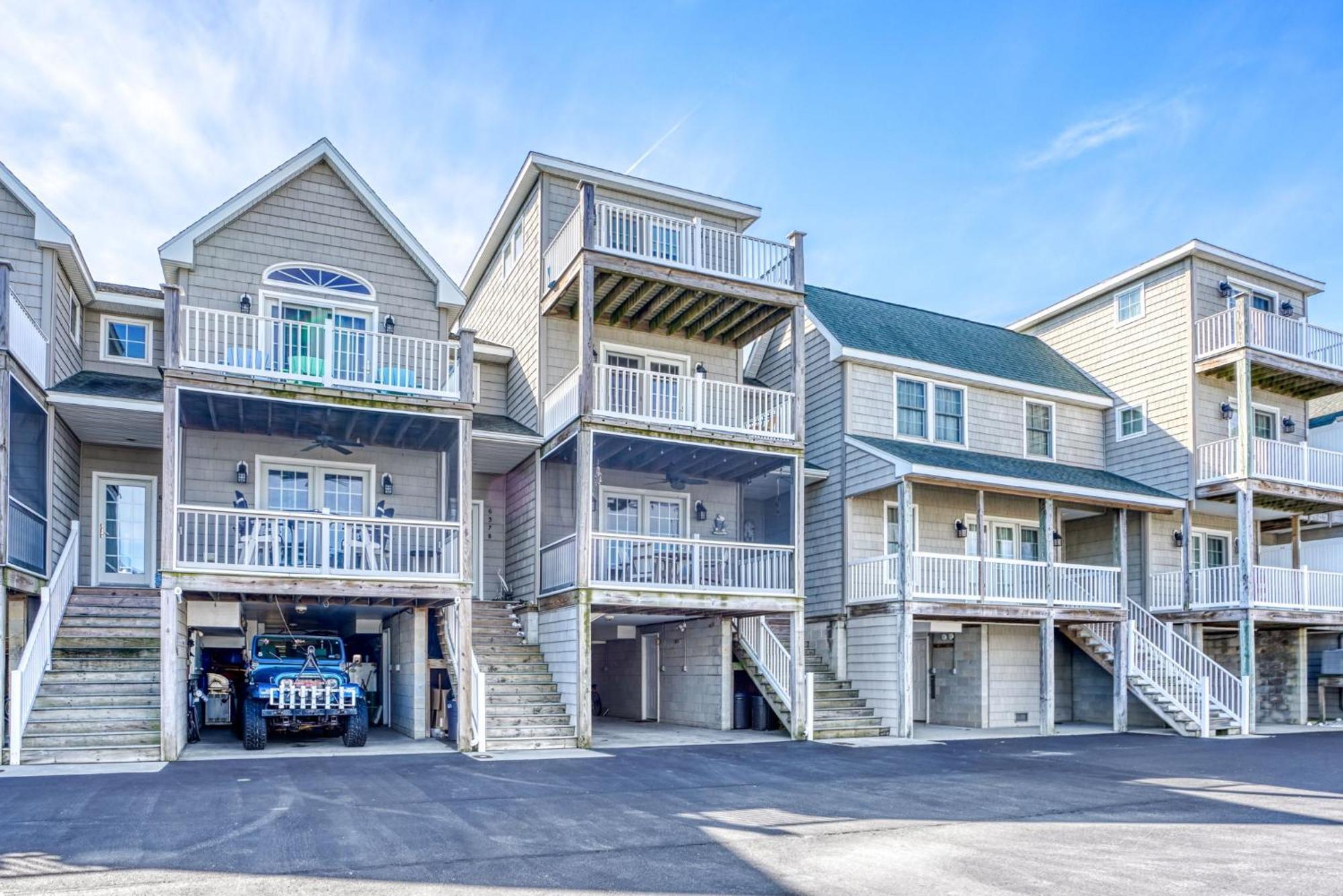 Charlie's Bayside Retreat - Pet Friendly, In Town! *