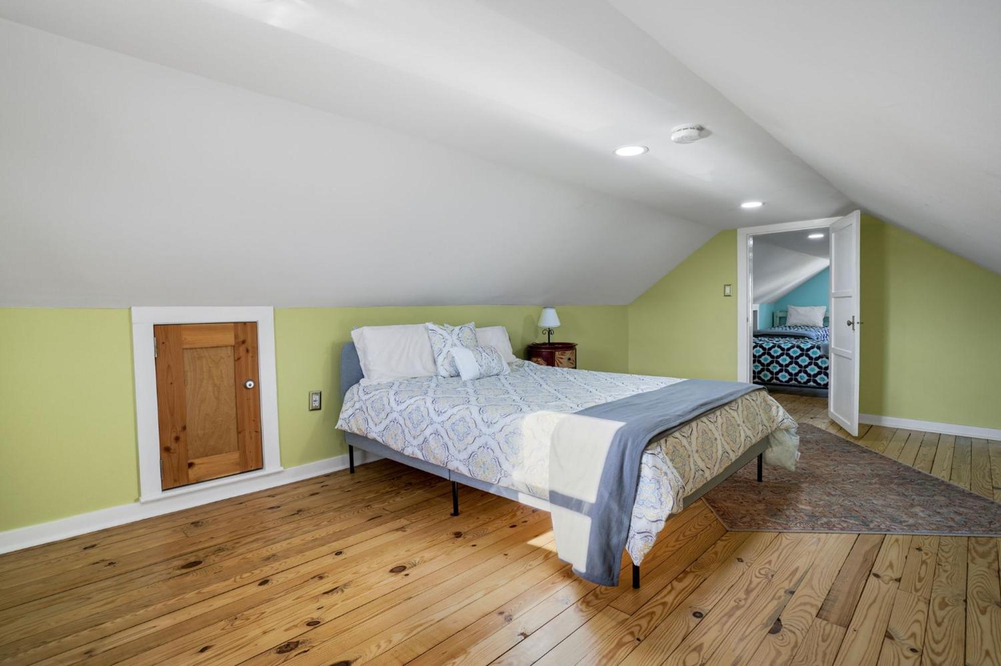 Changing Tide - Downtown Location With Large Deck!