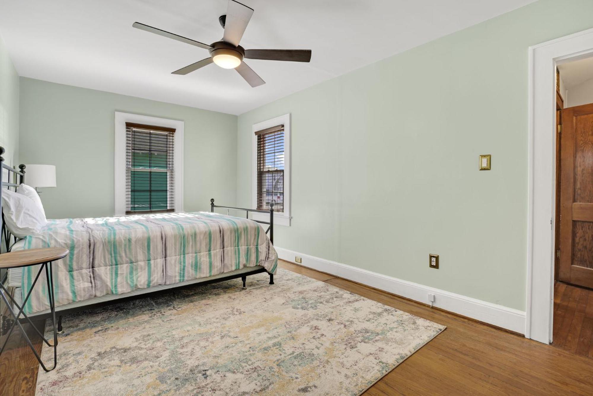 Changing Tide - Downtown Location With Large Deck! Holiday home *