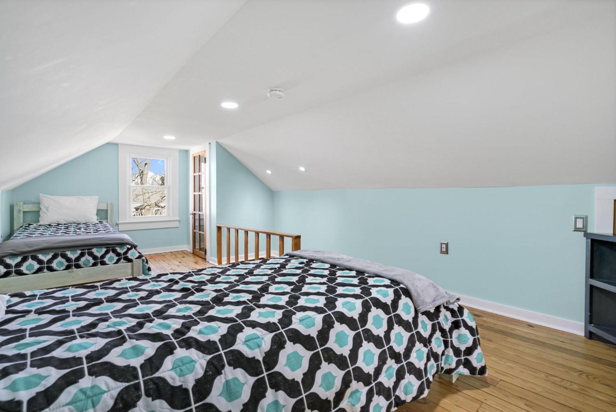 Changing Tide - Downtown Location With Large Deck! Holiday home