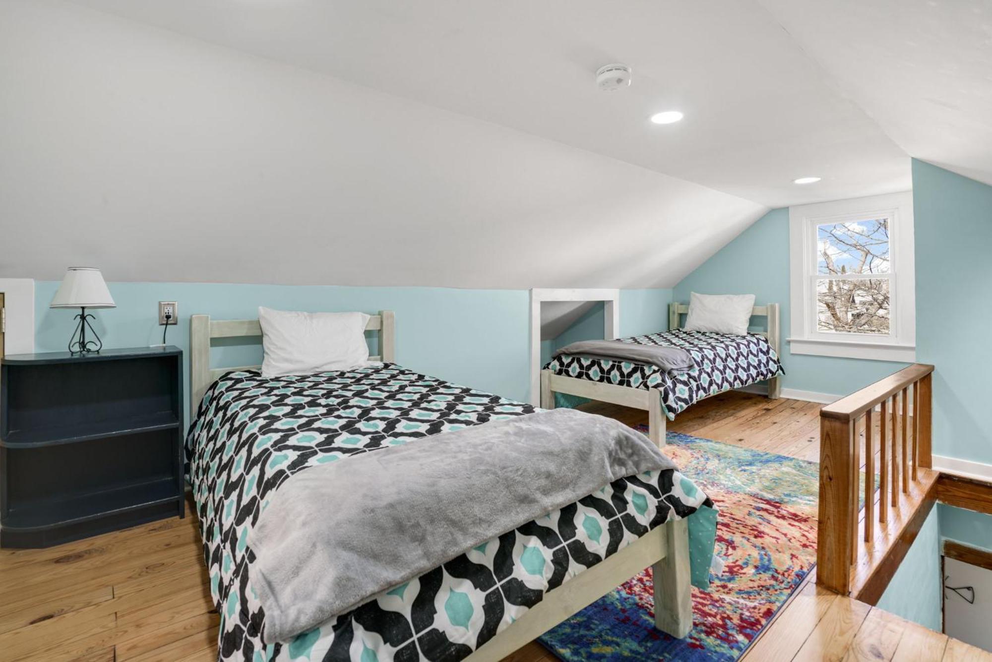 Changing Tide - Downtown Location With Large Deck! Holiday home *