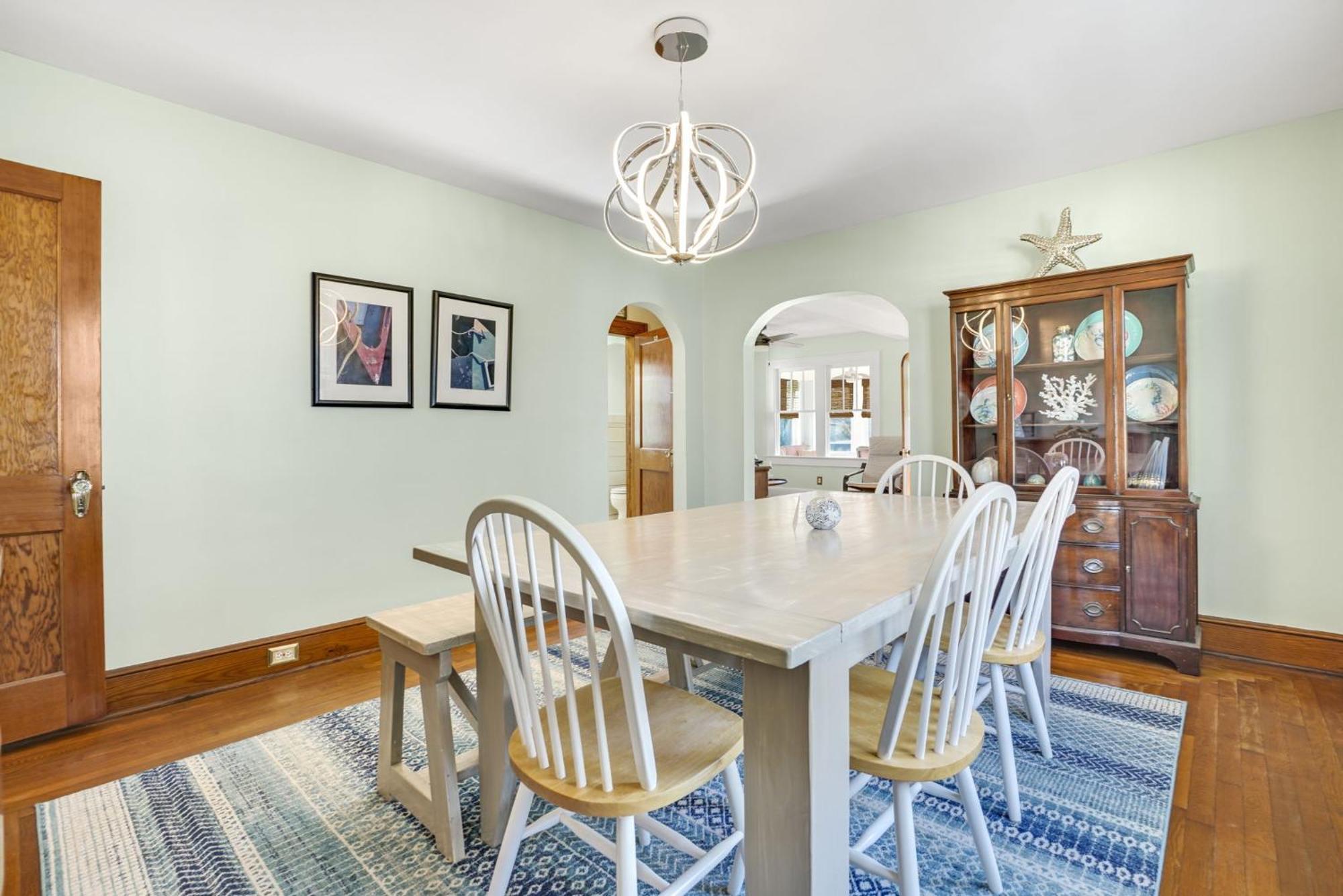 Changing Tide - Downtown Location With Large Deck!