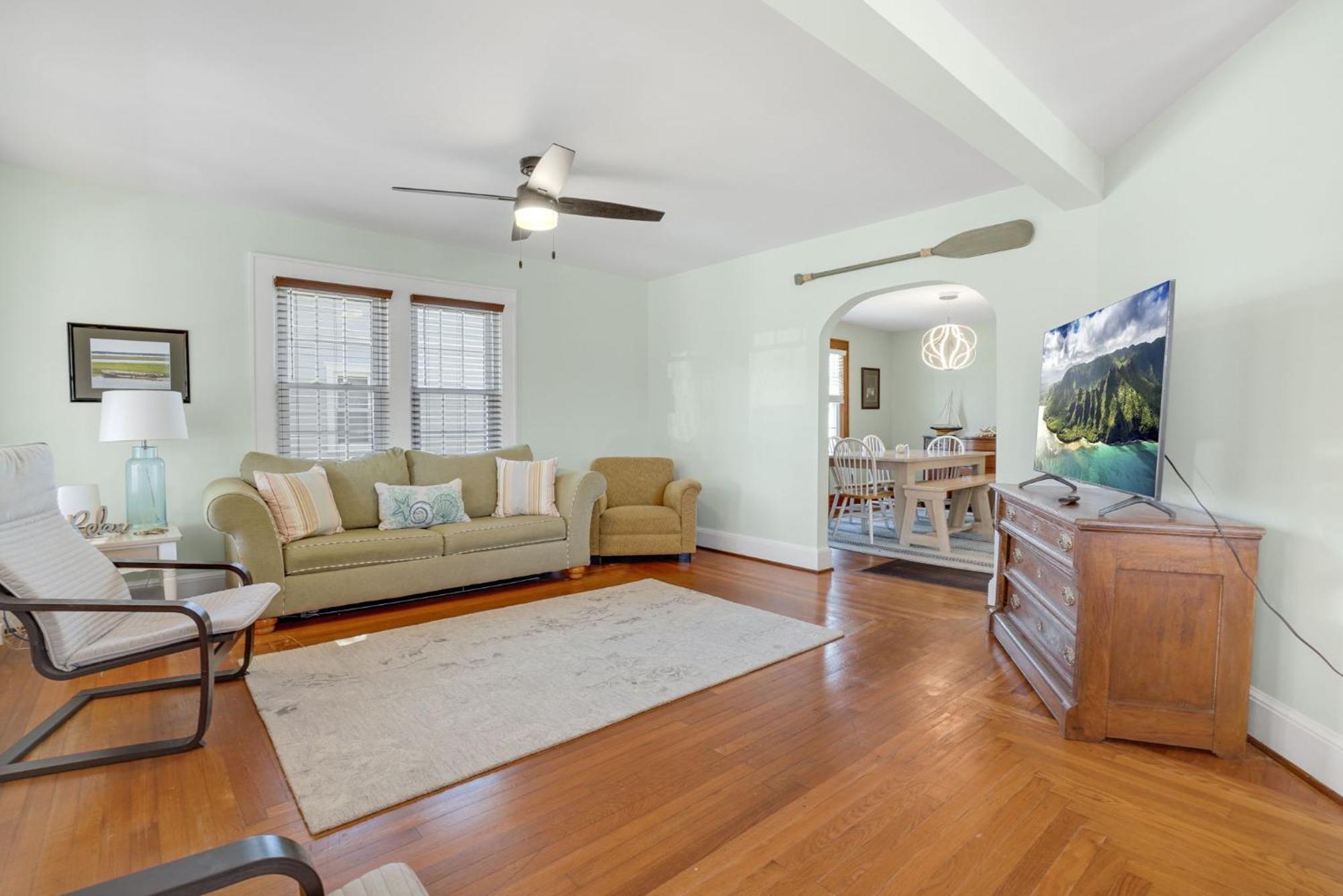 Changing Tide - Downtown Location With Large Deck! Holiday home