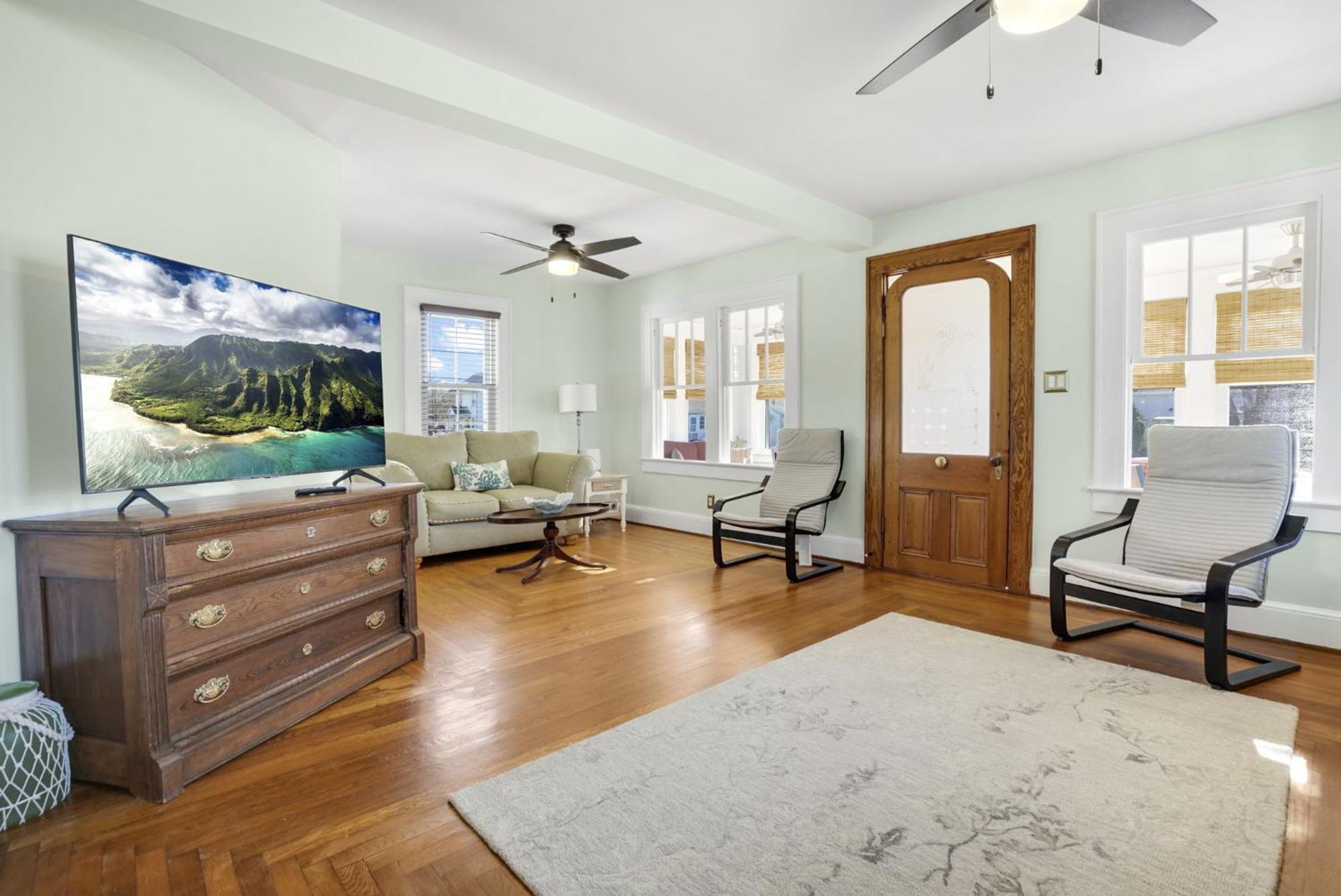 Changing Tide - Downtown Location With Large Deck! Holiday home