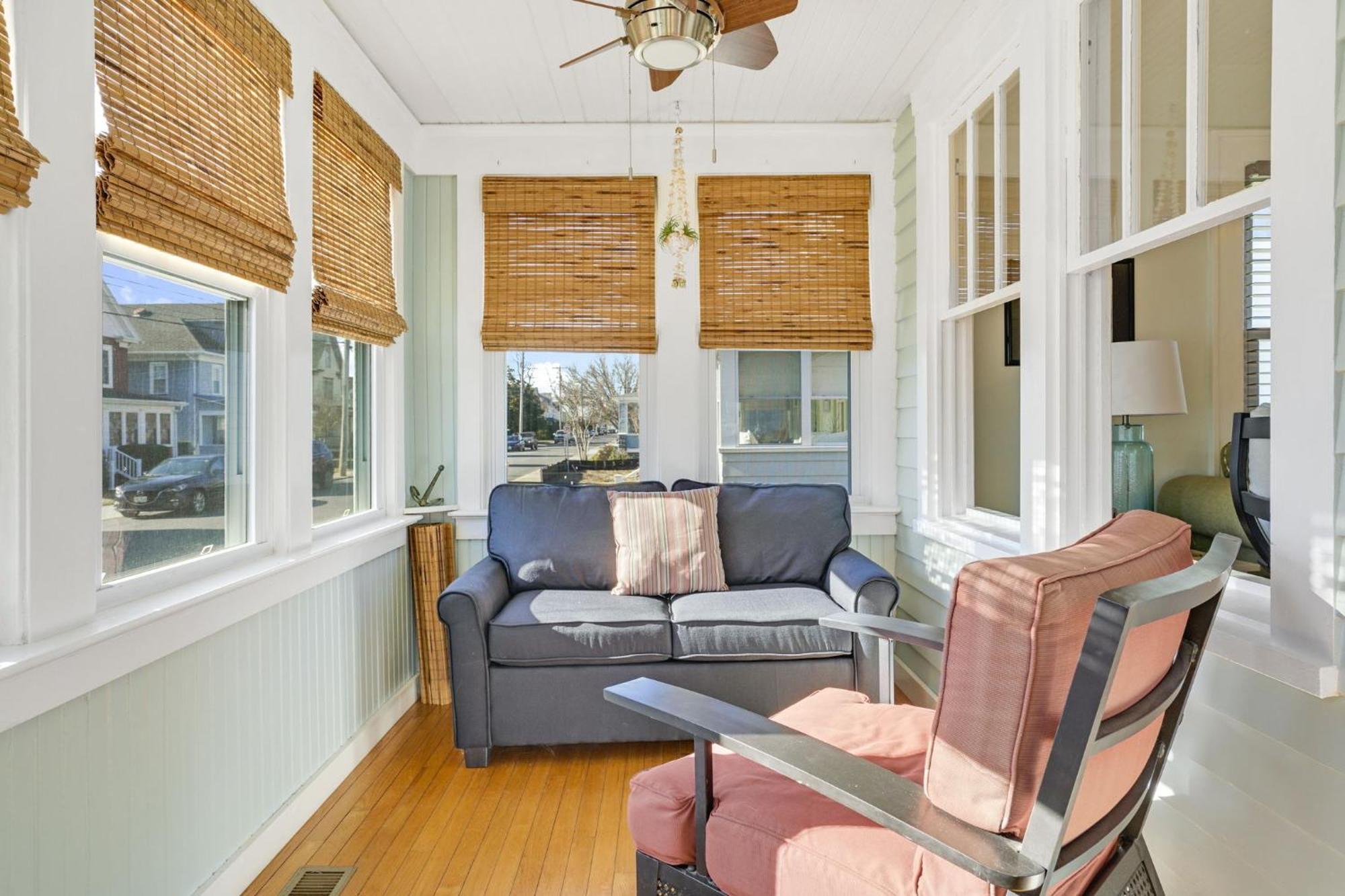 Changing Tide - Downtown Location With Large Deck! Holiday home Chincoteague