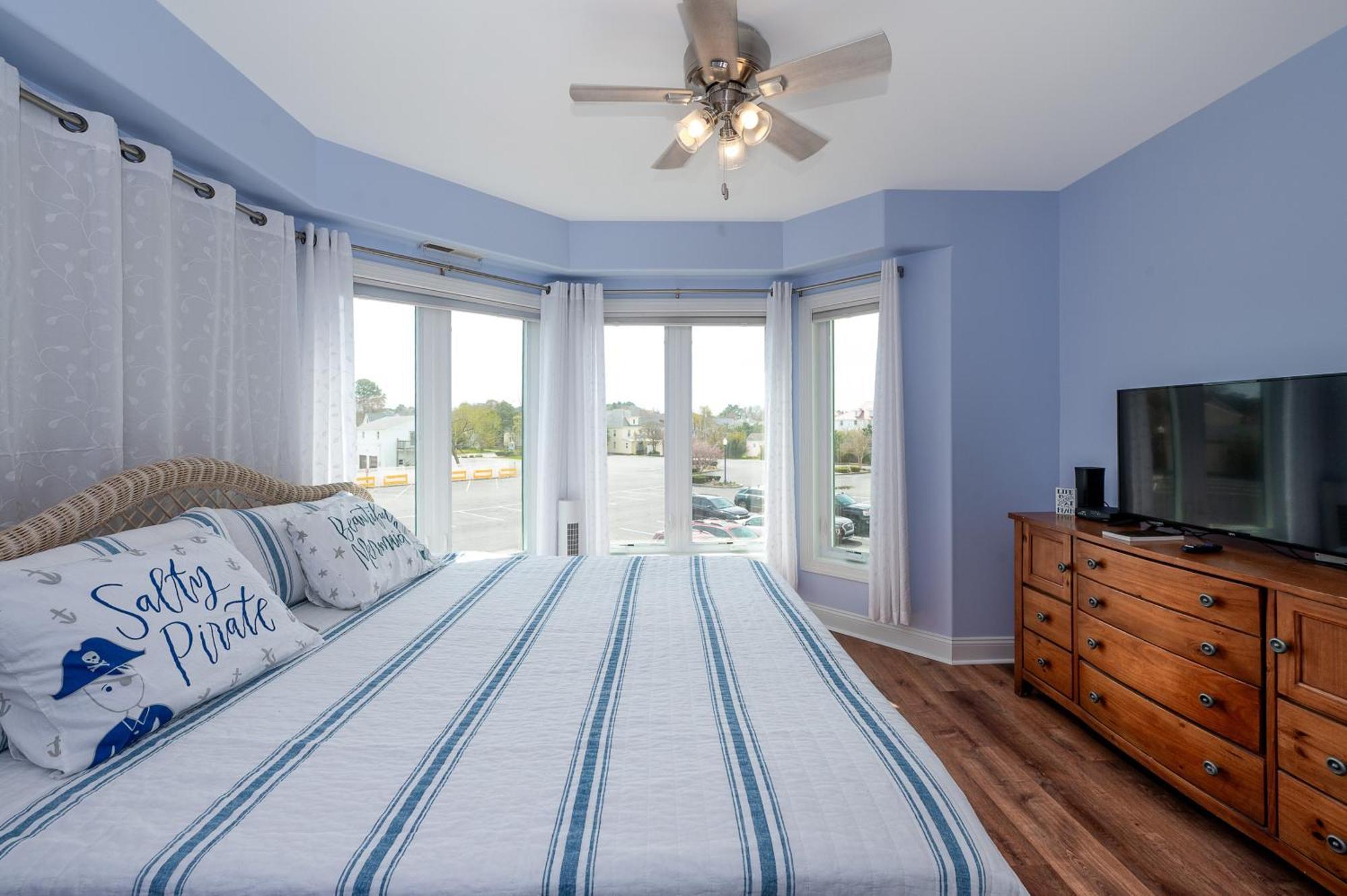 Sunset Bay 221 - Waterfront, Pool, Gym! Holiday home Chincoteague