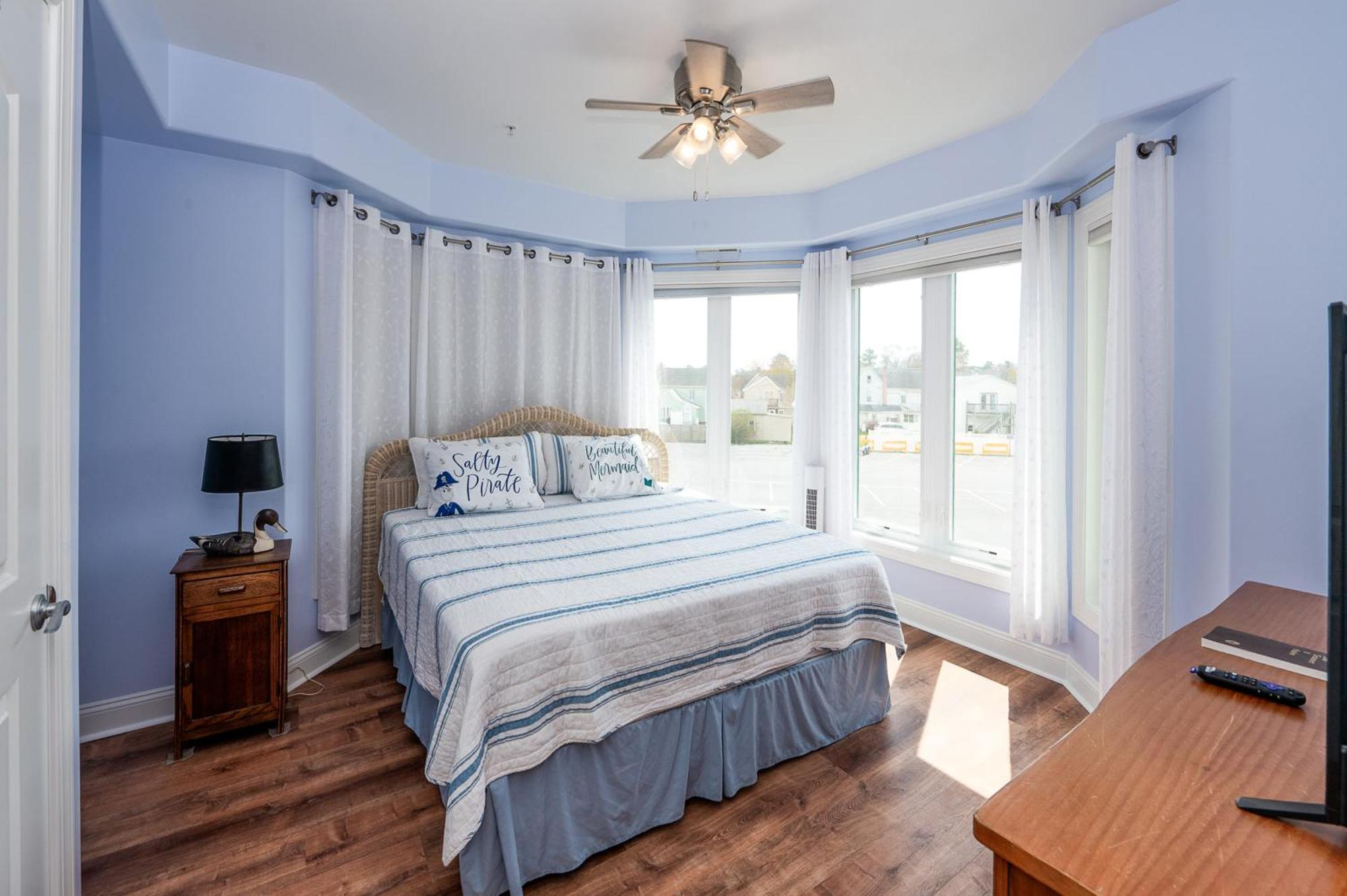 Sunset Bay 221 - Waterfront, Pool, Gym! Chincoteague