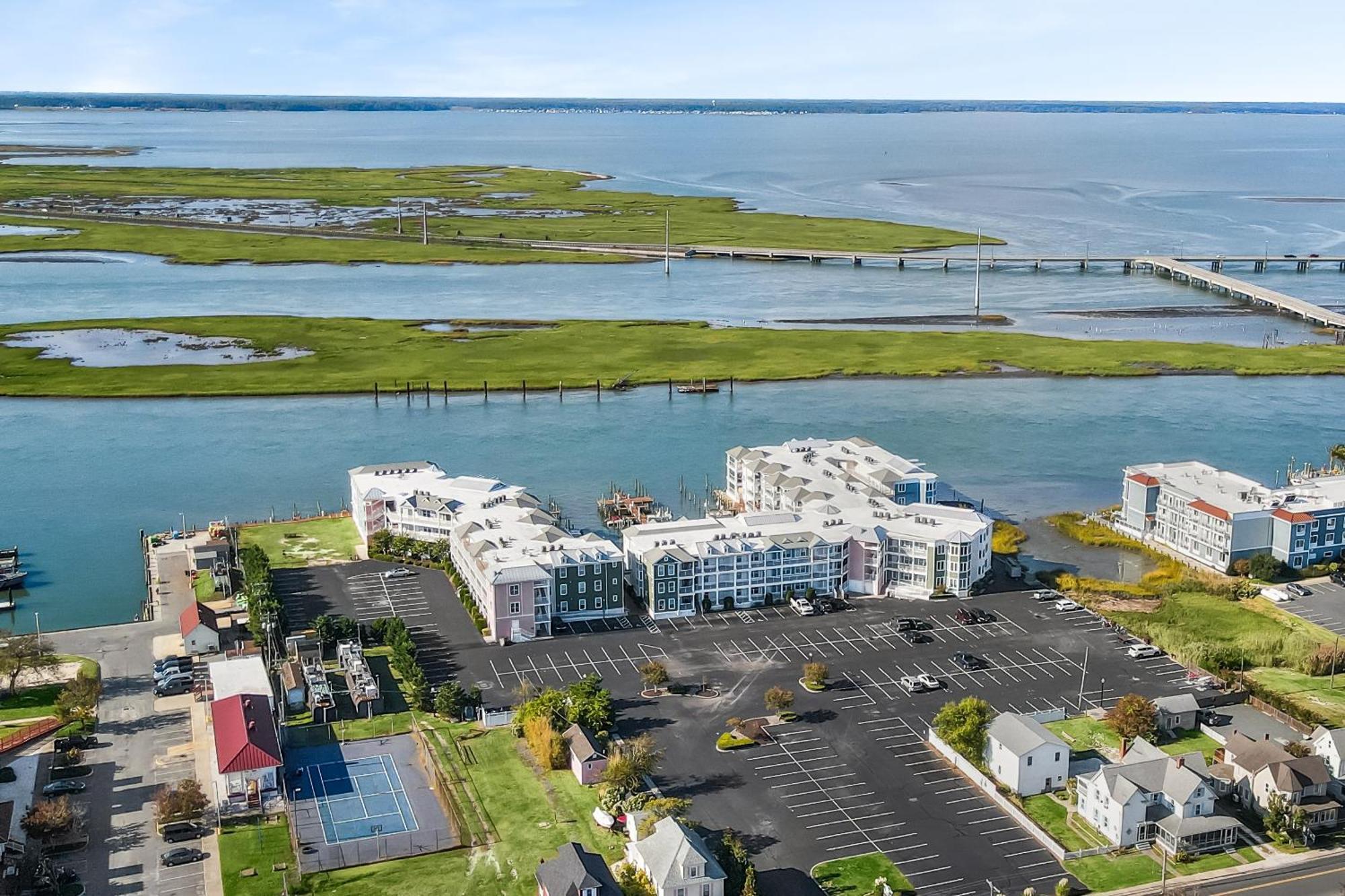 Sunset Bay 221 - Waterfront, Pool, Gym! Holiday home