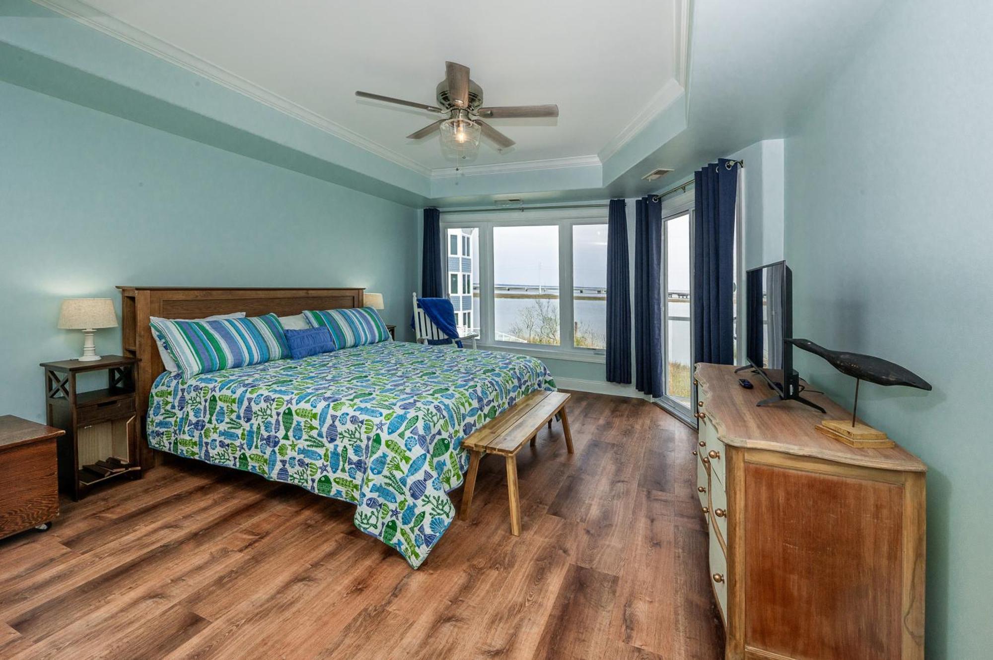 Sunset Bay 221 - Waterfront, Pool, Gym! Holiday home
