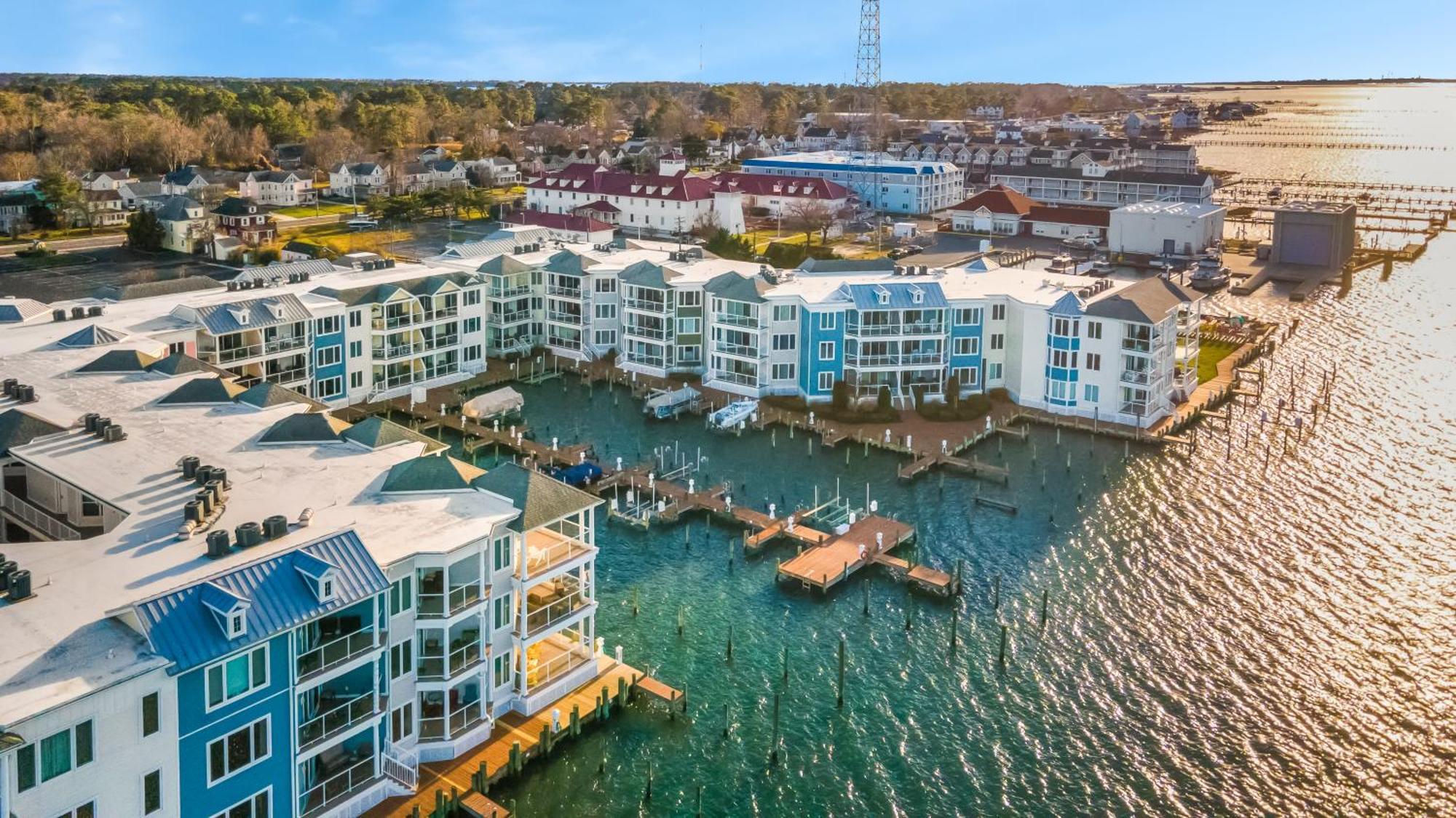 Sunset Bay 221 - Waterfront, Pool, Gym! Chincoteague