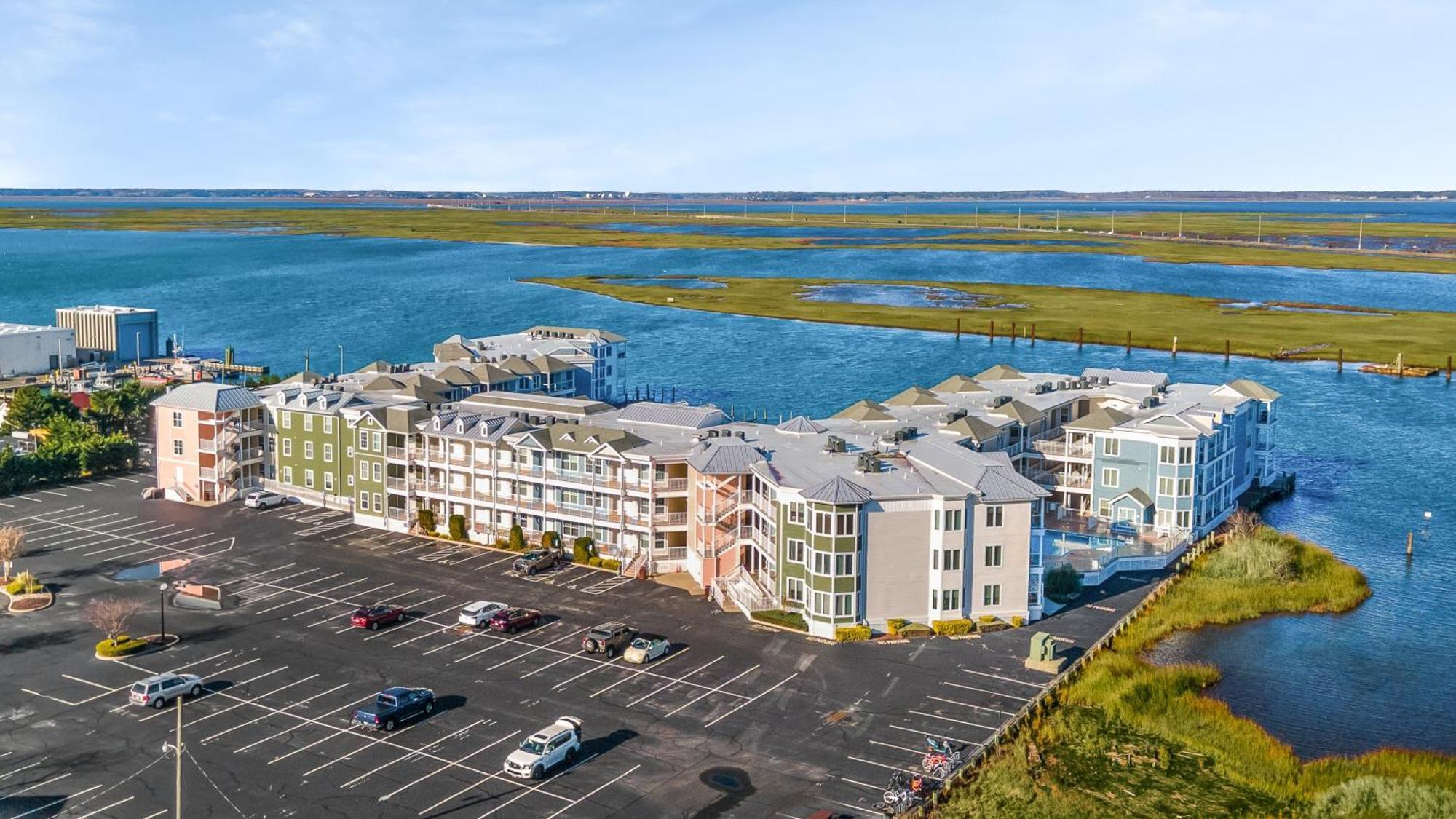 Sunset Bay 221 - Waterfront, Pool, Gym! Holiday home