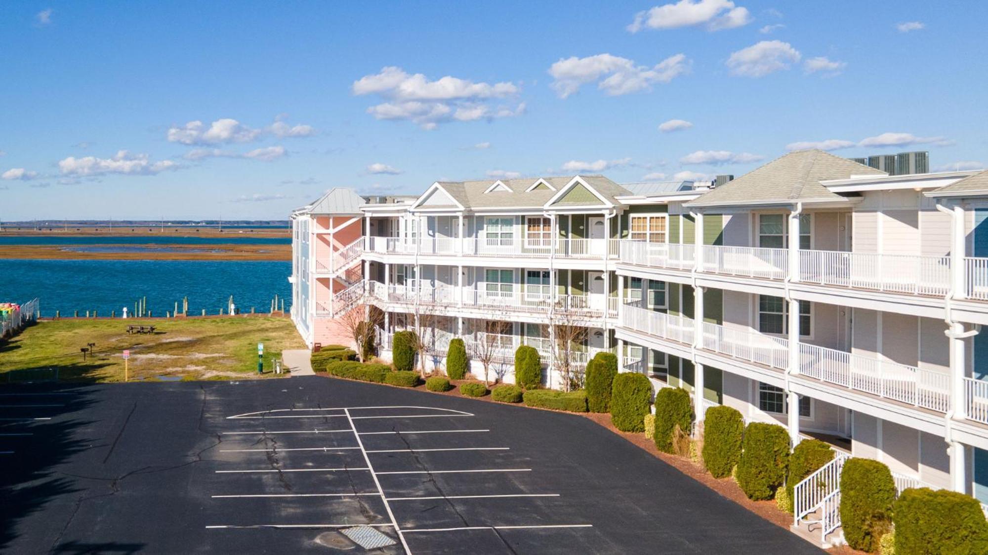 Sunset Bay 206 - Waterfront & Shared Pool! Holiday home Chincoteague